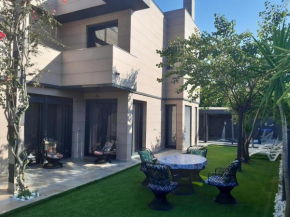 Chalet de lujo con jardín, piscina y aparcamiento todo privado.